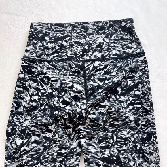 Lululemon Women’s High Rise Black Gray Print Leggings - Picture 4 of 6